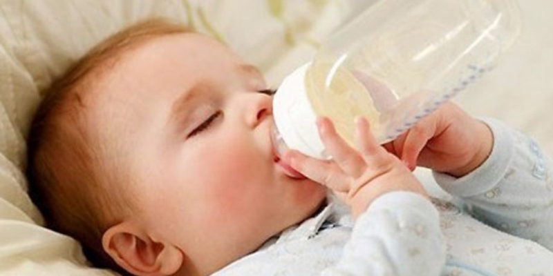 Những điều cần lưu ý khi cho trẻ bú kết hợp sữa mẹ và sữa công thức