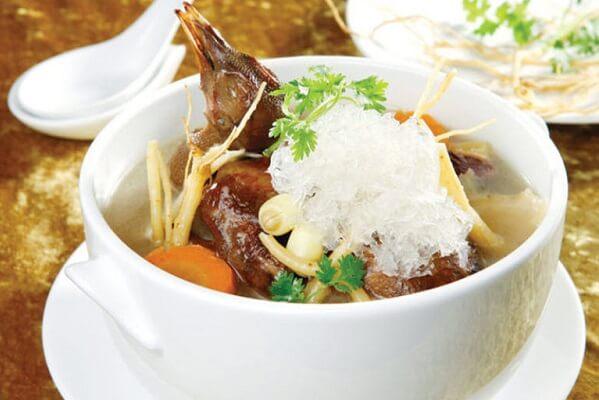 Chim bồ câu hầm hạt sen Chim bồ câu hầm hạt sen
