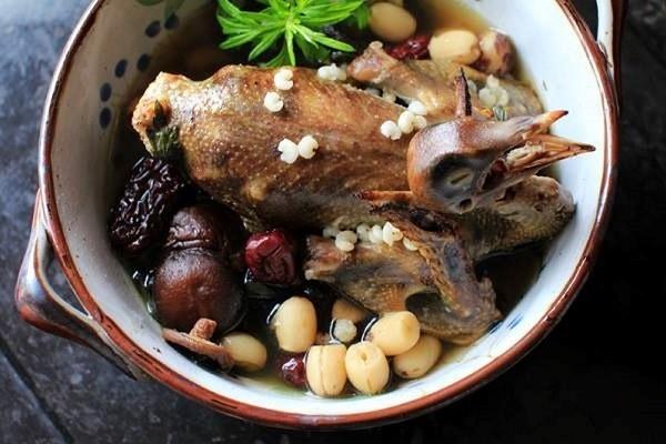 Hoàn thành món chim bồ câu hầm Hoàn thành món chim bồ câu hầm