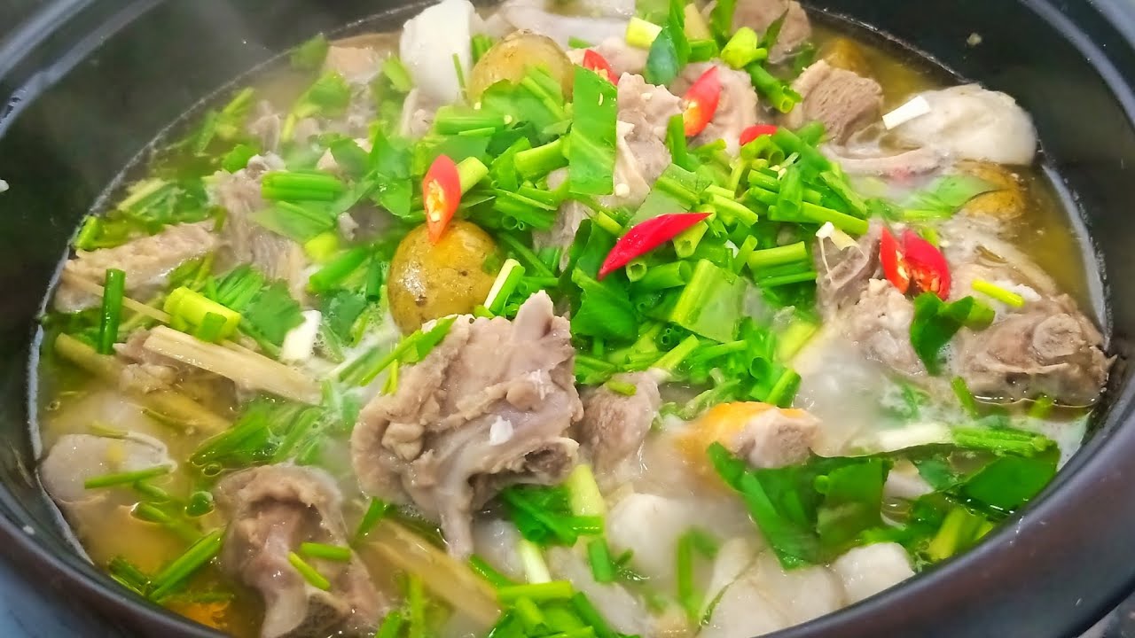 Vịt om sấu là một món ăn thơm ngon rất thích hợp cho những bữa ăn gia đình Vịt om sấu là một món ăn thơm ngon rất thích hợp cho những bữa ăn gia đình