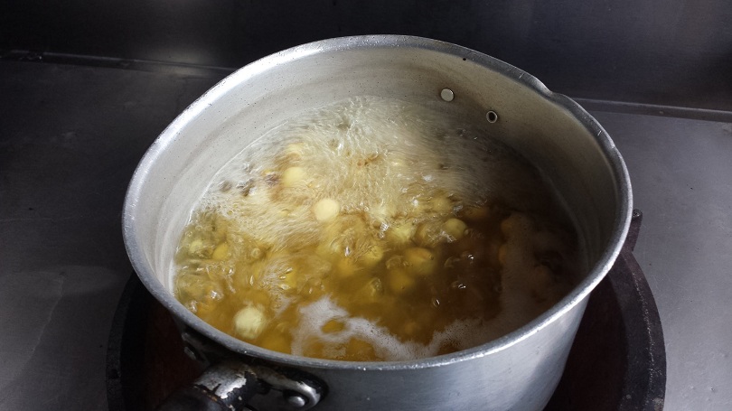 Nấu hạt sen trên bếp tới khi mềm