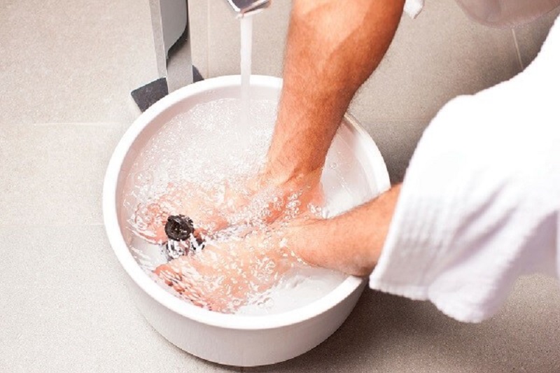 Ngâm chân với muối giúp tăng cường sức khỏe Ngâm chân với muối giúp tăng cường sức khỏe