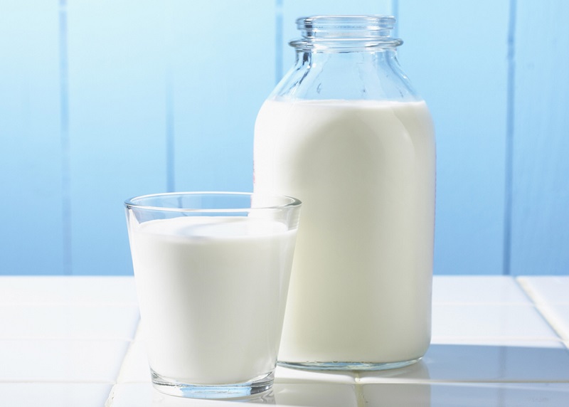 Pha hỗn hợp sữa đặc và sữa tươi không đường