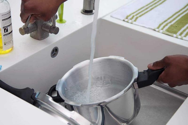 Kinh nghiệm làm sạch nồi bị cháy đúng cách Kinh nghiệm làm sạch nồi bị cháy đúng cách
