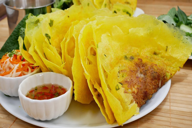 Hoàn thành món bánh xèo giòn tan và thưởng thức ngay thôi Hoàn thành món bánh xèo giòn tan và thưởng thức ngay thôi