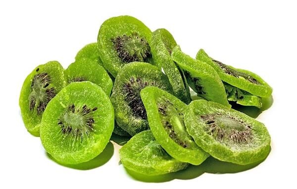 Phơi ngoài nắng để mứt kiwi ăn ngon hơn Phơi ngoài nắng để mứt kiwi ăn ngon hơn