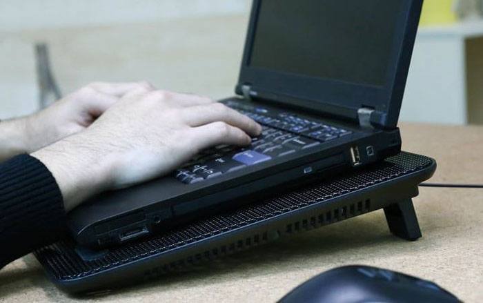 Cách sử dụng đế tản nhiệt laptop đúng cách Cách sử dụng đế tản nhiệt laptop đúng cách