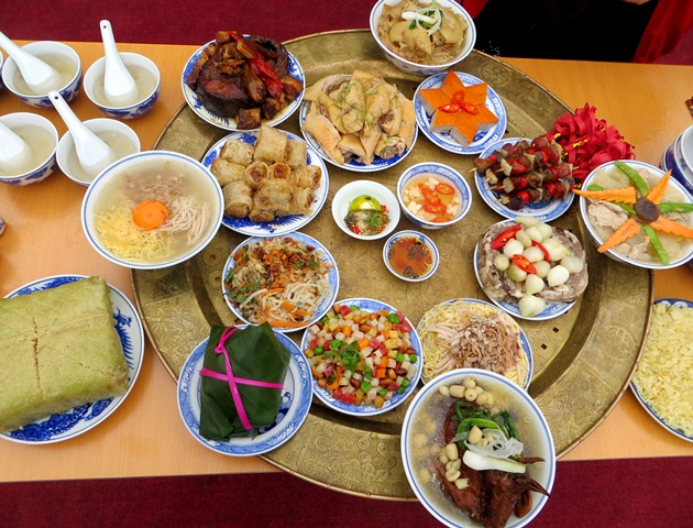Trong những ngày tết, cơ thể nạp quá nhiều thức ăn gây ra chứng đầy hơi. Trong những ngày tết, cơ thể nạp quá nhiều thức ăn gây ra chứng đầy hơi.