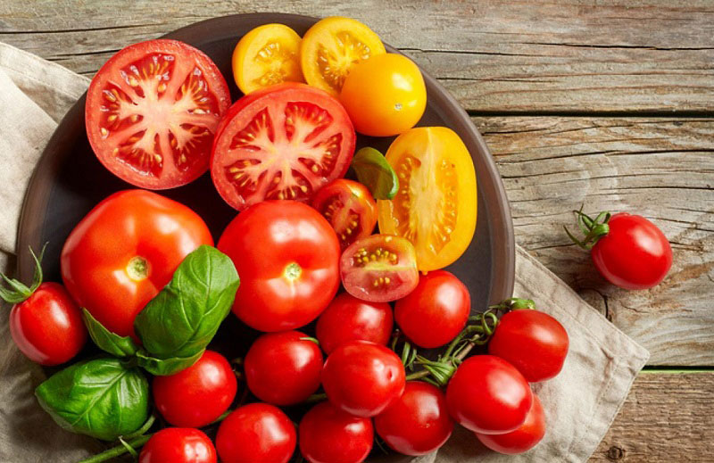 Bữa ăn mẹ bầu nên bổ sung cà chua để lấy đủ vitamin và chất sắt. Bữa ăn mẹ bầu nên bổ sung cà chua để lấy đủ vitamin và chất sắt.