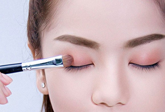 Hướng dẫn đánh phấn mắt đẹp nhất cho người mới Hướng dẫn đánh phấn mắt đẹp nhất cho người mới