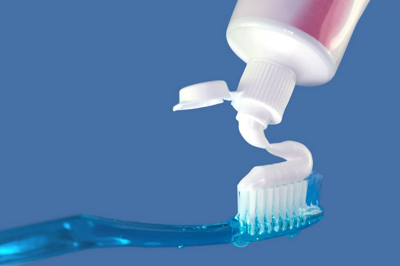 Kem đánh răng giúp bạn tẩy ria mép không đau đớn