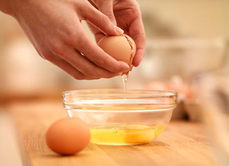 Thực hiện tách lòng trắng trứng gà Thực hiện tách lòng trắng trứng gà