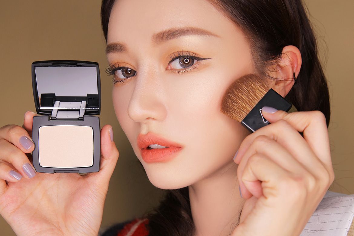 Phấn highlight và phấn tạo khối giống hay khác nhau Phấn highlight và phấn tạo khối giống hay khác nhau