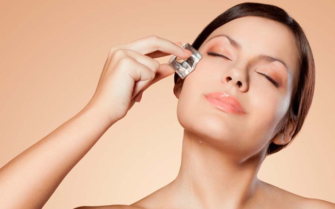 Cách làm se khít lỗ chân lông - Massage da mặt bằng đá viên Cách làm se khít lỗ chân lông - Massage da mặt bằng đá viên