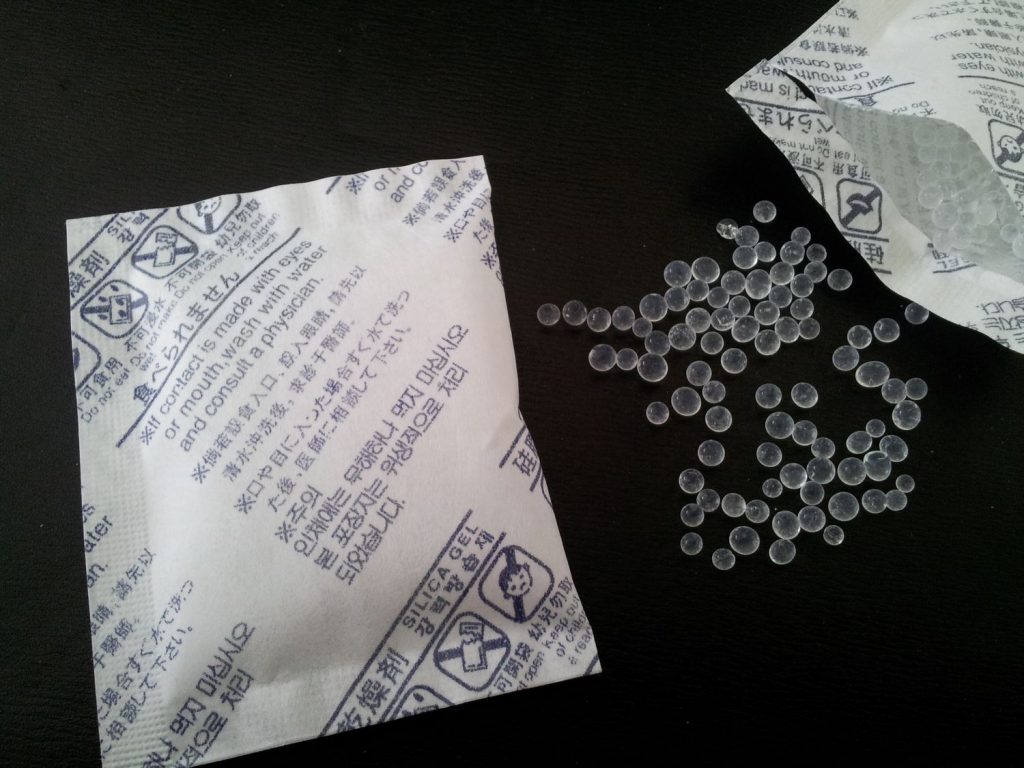 Gói hút ẩm có gây hại cho sức khỏe hay không Gói hút ẩm có gây hại cho sức khỏe hay không