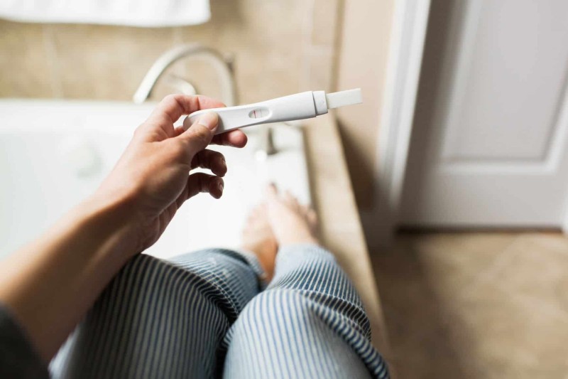 Que thử thai thường và que thử thai điện tử loại nào tốt hơn?