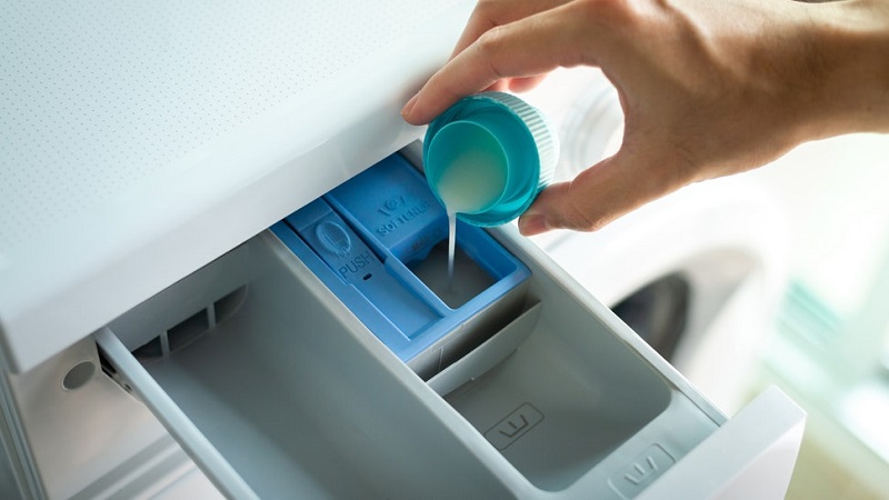Cách cho nước xả vải vào máy giặt có ngăn chứa
