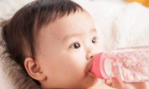 Có nên cho trẻ sơ sinh uống nước không?