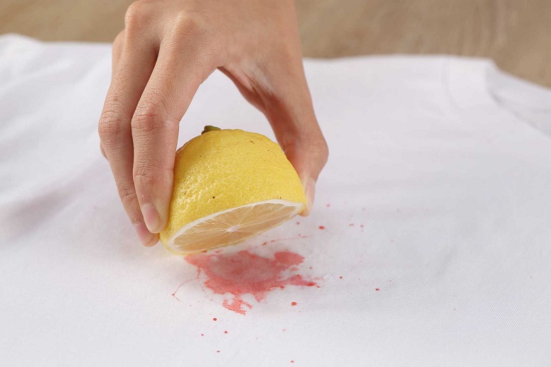 Cách tẩy vết ố vàng trên áo trắng bằng nước cốt chanh