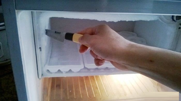 Cần cẩn thận khi xả đông ngăn tủ lạnh