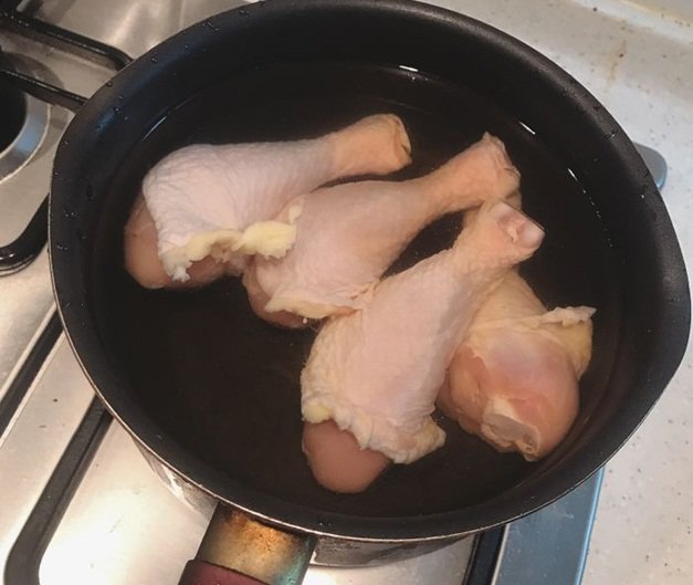 Luộc gà để thịt vừa chín tới, không nên luộc quá kỹ