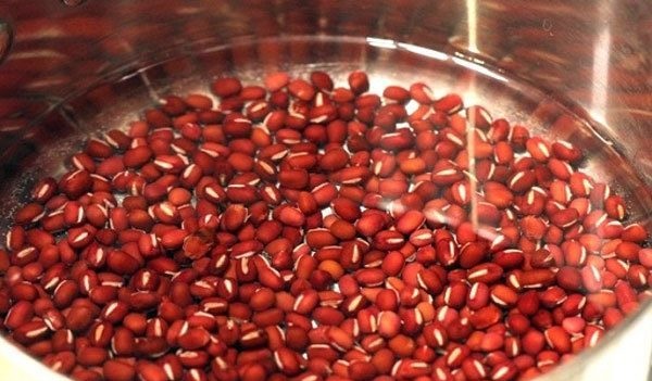 Học cách làm sữa đậu đỏ thơm ngon tại nhà 2 Ngâm đậu đỏ qua đêm hoặc ngâm từ 6 – 8 tiếng để hạt nở đều