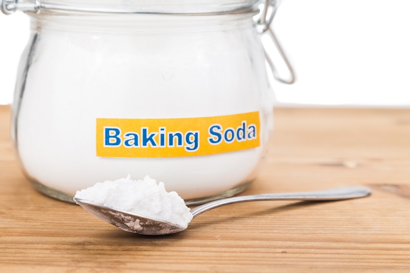Tẩy vết ố vàng trên áo trắng bằng baking soda