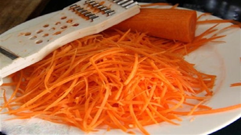 Xoài xanh và cà rốt bào thành sợi để tạo thêm màu sắc cho món ăn