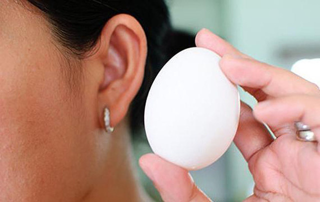Lắc trứng vịt lộn để kiểm tra trứng non hay già