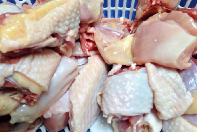 Rửa sạch thịt gà bằng muối và giấm để khử mùi tanh
