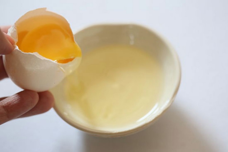 Tách lấy lòng trắng trứng để nhào bột với tôm