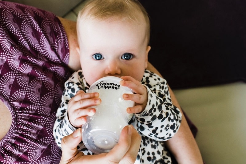 Bình sữa dễ cầm nắm và núm ti mềm dẻo giúp bé thích nghi tốt