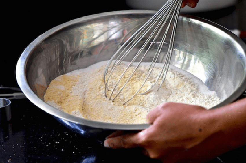 Trộn bột làm bánh bông lan