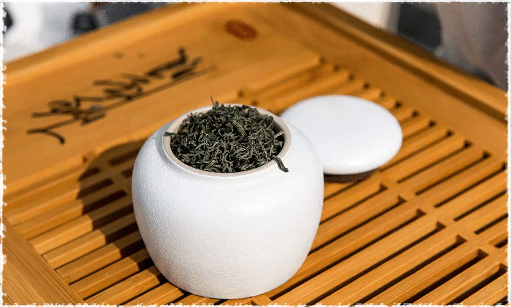 Bảo quản trà trong bình kín nơi khô ráo