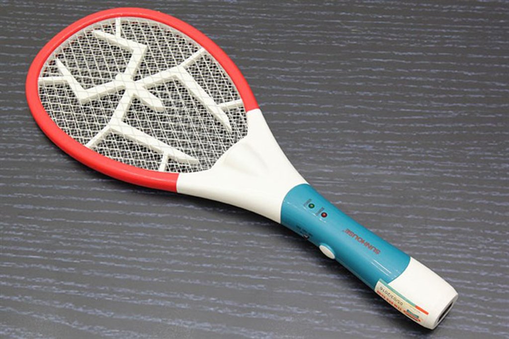 Sử dụng vợt bắt muỗi