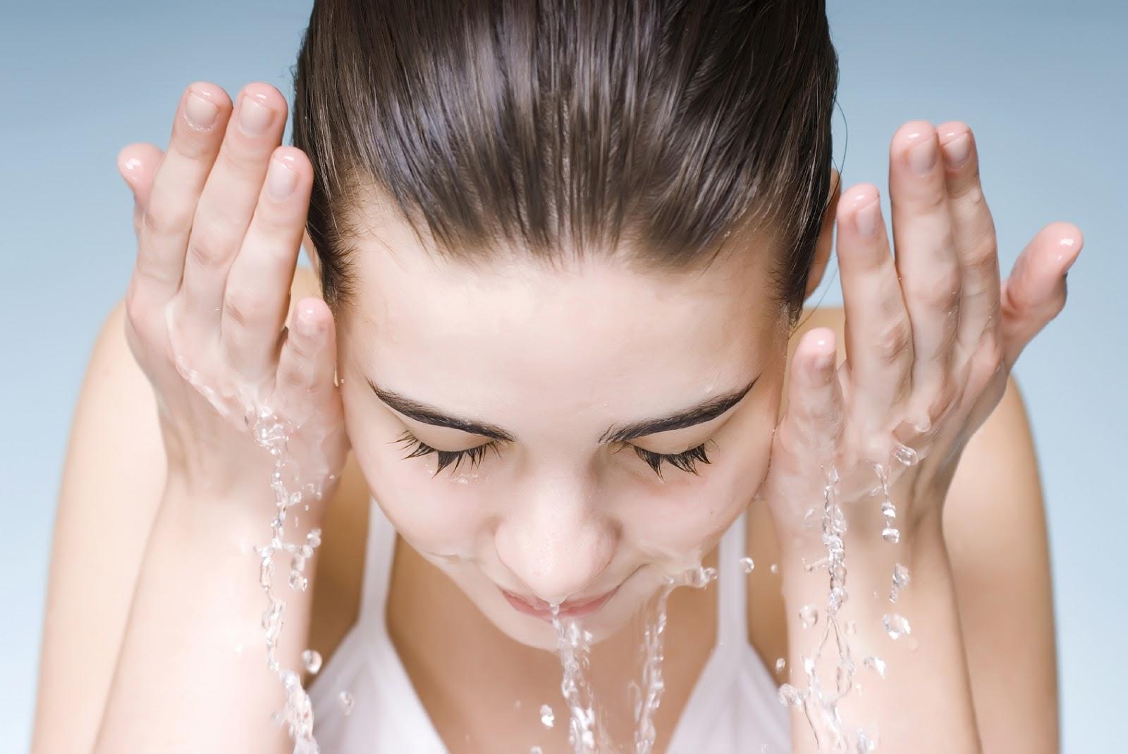 Làm sạch da là bước đầu tiên, giúp loại bỏ các chất bẩn trên da