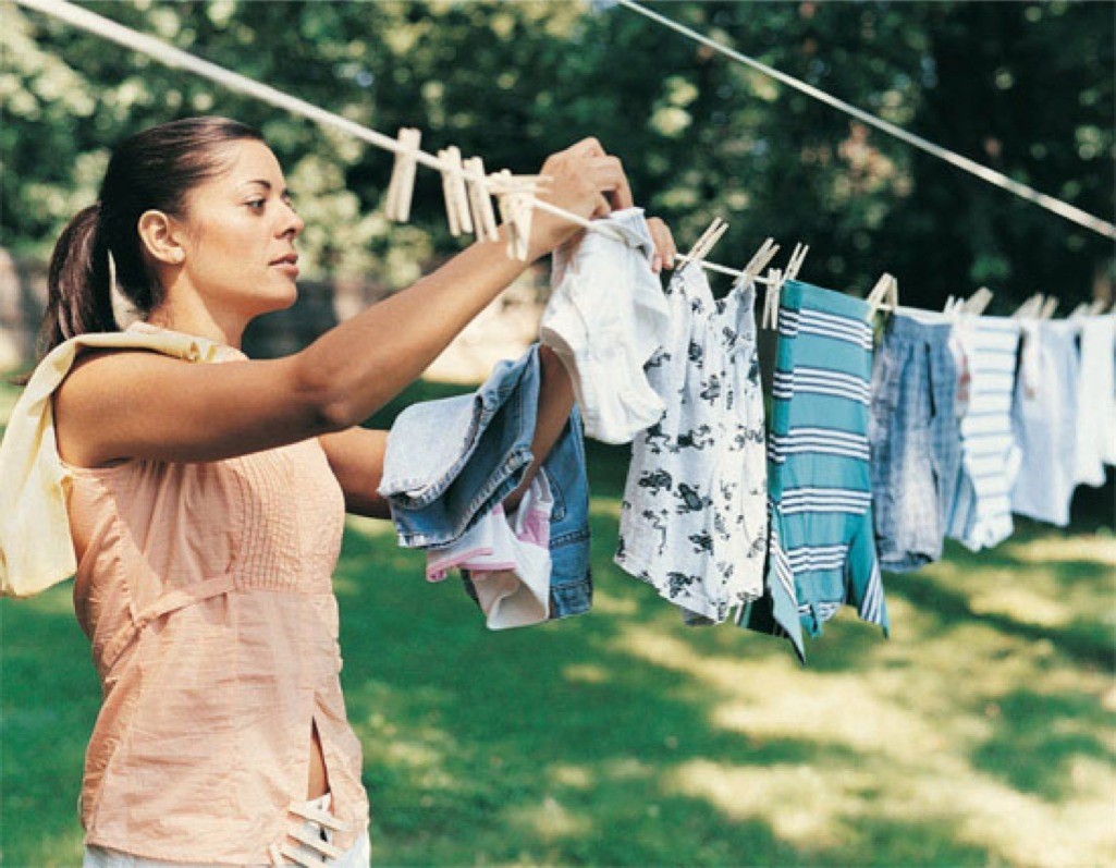 Wash her clothes. Веревка для сушки белья. Развешивает белье. Человек развешивает белье. Белье на веревке.