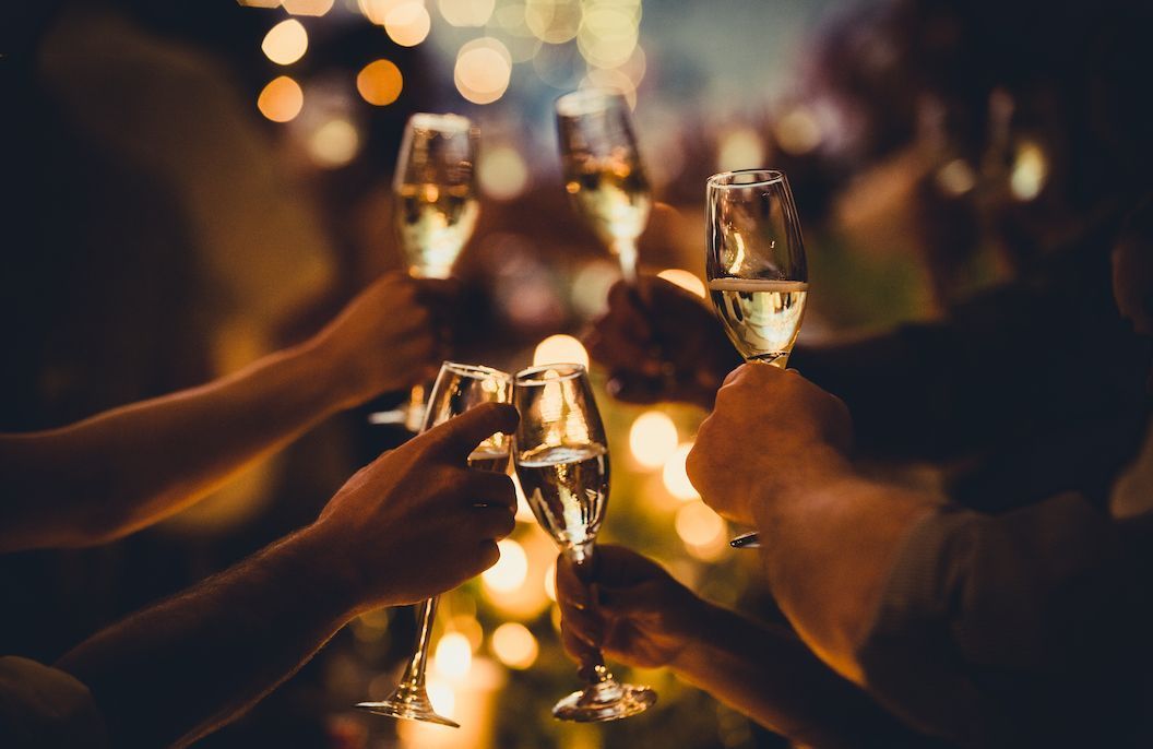 Champagne tạo không khí hứng khởi và là lựa chọn lý tưởng để mở đầu tiệc sang trọng.