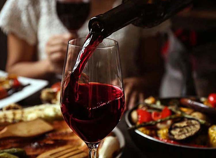 Rượu vang đỏ giúp bữa tiệc thêm ấm cúng và kết hợp hoàn hảo với nhiều món chính.